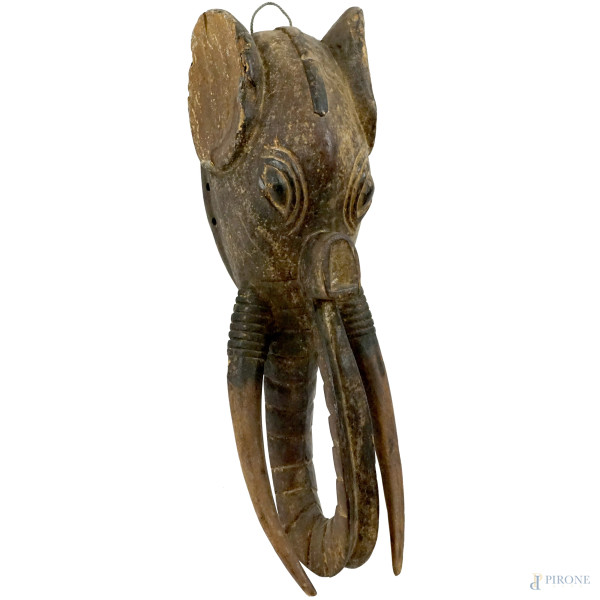 Maschera con elefante, scultura in legno intagliato, cm 19x68x18, arte africana, (difetti).