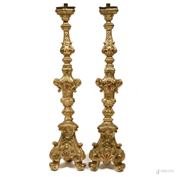 Coppia di portaceri in legno dorato e intagliato, XIX secolo, altezza cm 118, (segni di usura, cadute di doratura, fori di tarlo, difetti)