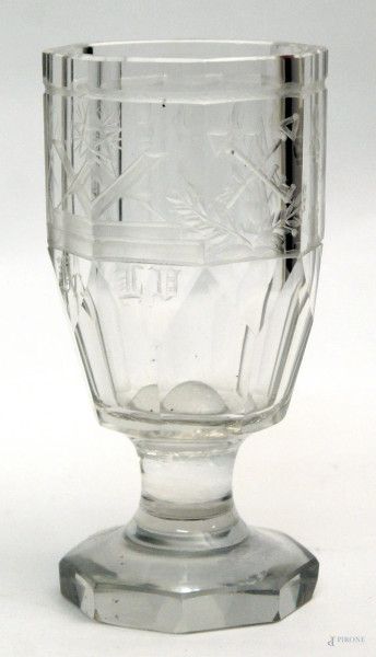 Calice in cristallo inciso a simboli  massonici, H. 14 cm.
