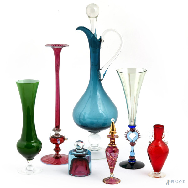 Lotto di oggetti in vetro di varia foggia e cromia in vetro, XX seecolo, altezza massima cm 44, (rotture, scalfiture, segni di usura)