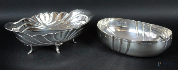 Lotto di due centrotavola in argento, di linea ovale, cesellati a mano, XX secolo, 9x28x17,5 cm, gr. 820