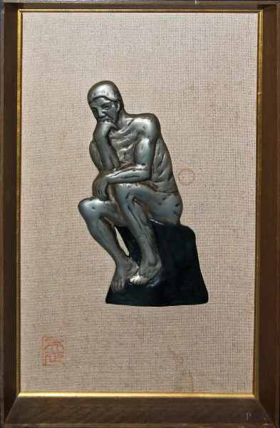 Uomo seduto, altorielievo in metallo, 25x14 cm, entro cornice.