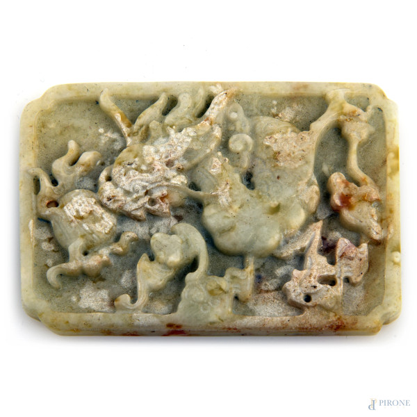 Lotto di sette placchette in giadeite scolpita e cesellata, XX secolo,misure massime cm 7,5(rottu...