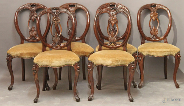 Lotto composto da sei sedie in noce con particolari intagliati, periodo Luigi Filippo con sedute in velluto giallo