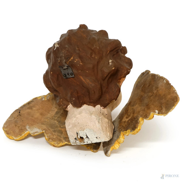 Scultura in legno policromo rappresentante un cherubino, XX secolo, cm 20x31 (difetti)