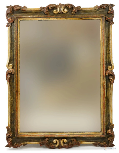 Specchiera di linea sagomata in legno intagliato e dorato, XX secolo, ingombro cm 93x68, (difetti).