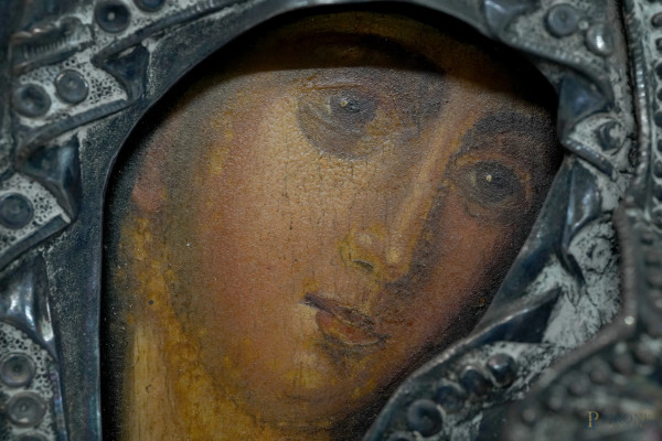 Madonna con il Bambino, XIX secolo, tempera su tavola, riza in argento, cm 31x26