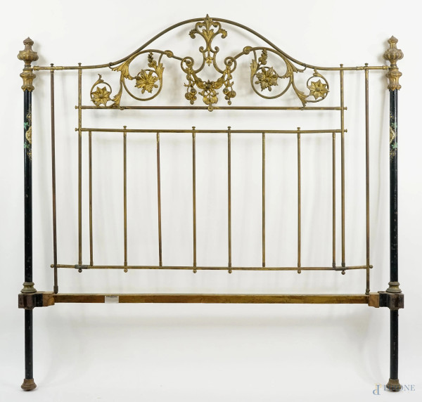 Antico letto in ottone spagnolo, cm 155x143, (segni del tempo)