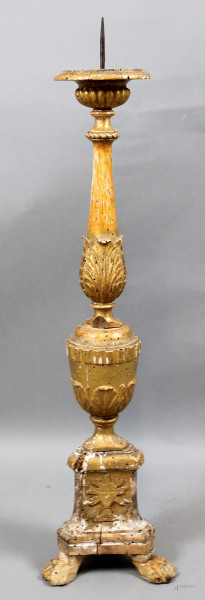Torciere in legno intagliato e dorato, poggiante su tre piedi ferini, altezza cm. 85, XIX secolo, (difetti).