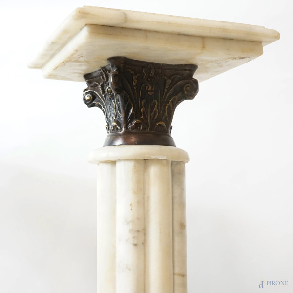 Coppia di colonne in marmo bianco con capitello e toro in metallo brunito, XX secolo, cm h 118