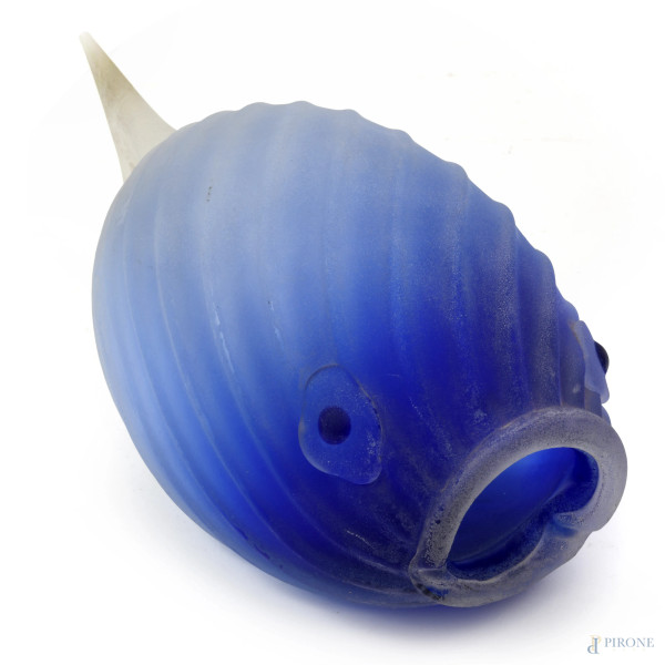 Scultura in vetro di Murano opaca nei toni del blu raffigurante un pesce, firmato a graffio Cened...