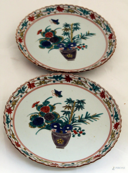 Coppia di piatti in porcellana a decoro di vasi con fiori con bordo decorati, diam, 22 cm