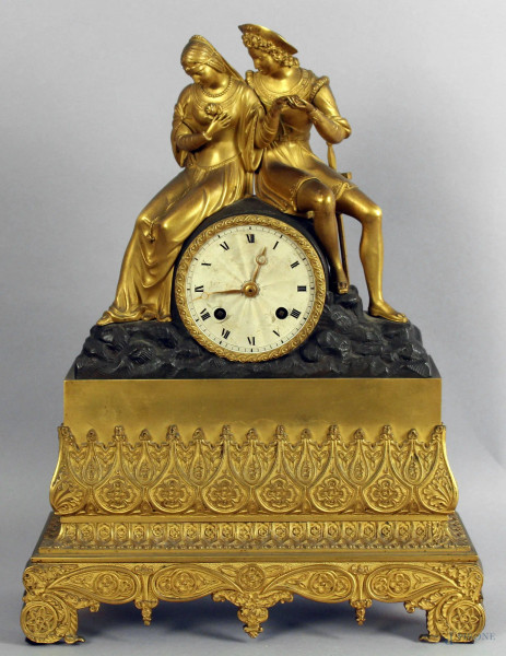 Pendola in bronzo dorato, cassa sormontata da figure, particolari cesellati, altezza 37 cm, Francia XIX sec, (da revisionare).