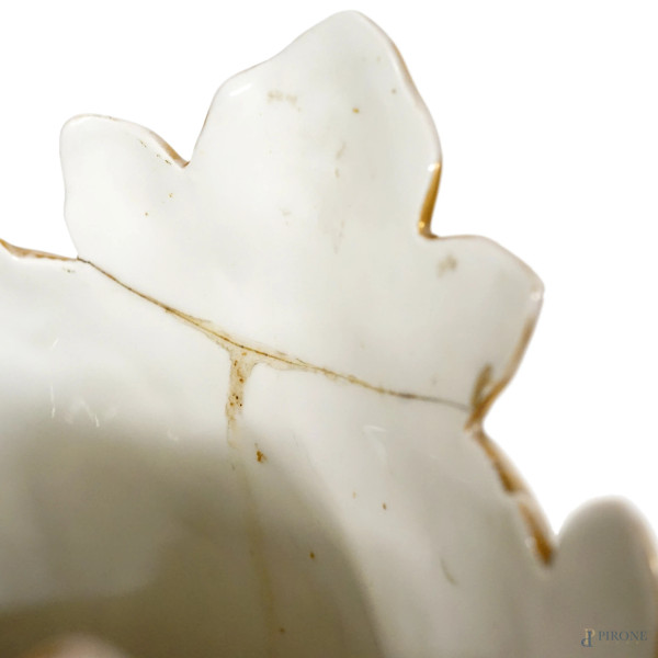 Coppia di vasi Luigi Filippo di forma mossa, smaltati e decorati nei toni del bianco, oro, blu e ...