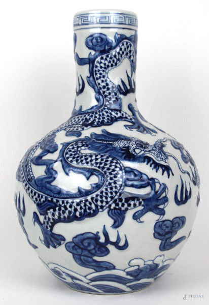 Vaso in porcellana bianco e blu con decori a rilievo raffiguranti draghi, altezza cm. 32,5, XX secolo.