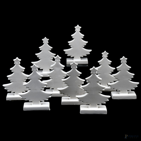 Lotto di 9 segnaposto a guisa di albero di Natale in porcellana bianca, altezza cm 13 (segni di usura)
