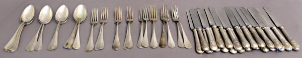Servizio di posate in argento composto da diciotto cucchiai, diciotto forchette, ventitr&#232; coltelli, gr.2425 coltelli esclusi.