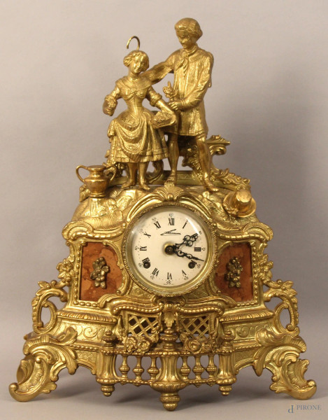 Orologio da tavolo in bronzo dorato sormontato da figure, altezza 45x35 cm,  XIX secolo (marcato Longines).