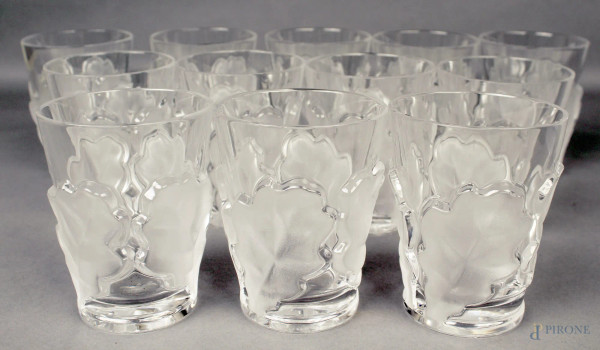Lotto composto da dodici bicchieri in vetro Lalique con foglie a rilievo, H 12 cm.