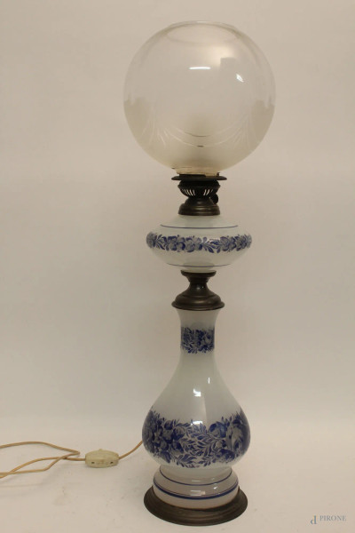Lume a petrolio in opalina, dipinto a decoro floreale, globo in vetro montato a luce elettrica, H 64 cm.
