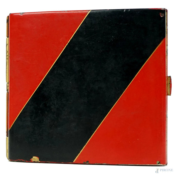 Portasigarette in metallo smaltato rosso e nero, Acqua di San Pellegrino, prima metà XX secolo, cm h1,8x8x9, (difetti)