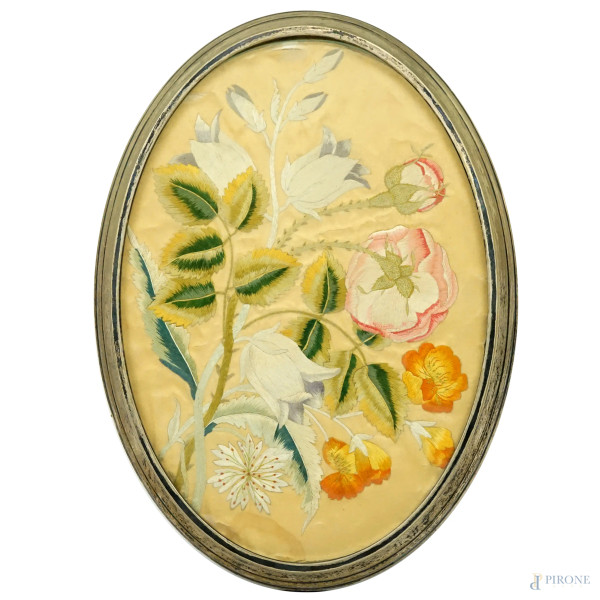 Raffinato ricamo su seta raffigurante bouquet di fiori, entro cornice ovale in argento 800, inizi XX secolo, cm 34,5x25, (lievi difetti).