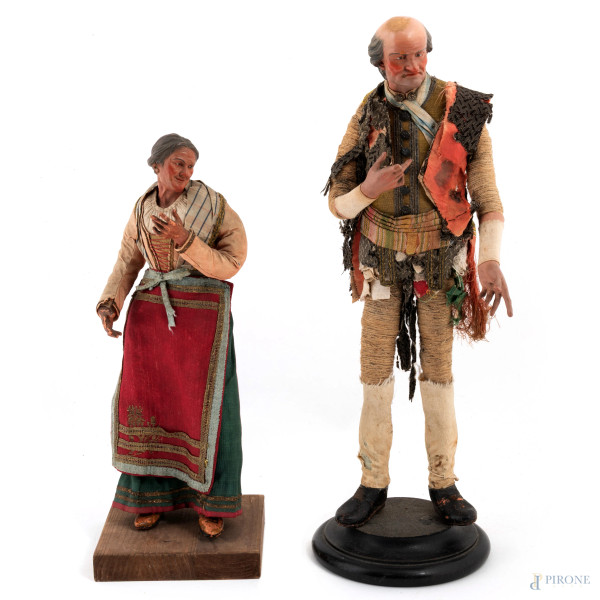 Lotto composto da due personaggi da presepe in materiali vari, XX secolo, altezza massima cm 40 , (segni di usura, difetti)