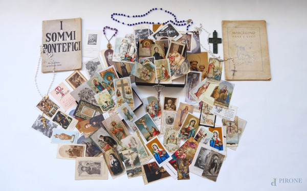 Lotto composto da circa 100 santini (prima metà del XX secolo); due croci; quattro coroncine; due libri a soggetto religioso