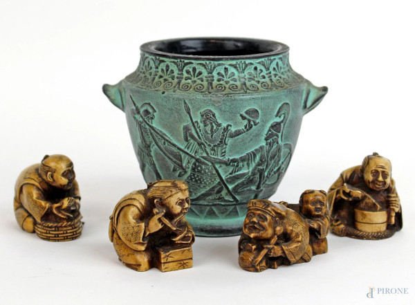 Lotto composto da quattro piccole sculture di saggi orientali in resina ed una riproduzione di urna greca, alt. max cm 9, epoche diverse, (lievi difetti).