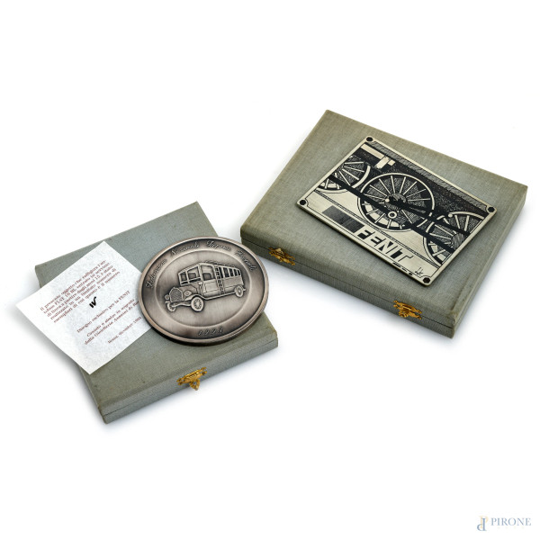 Lotto di una medaglia e una placca Fenit Impresa Trasporti in argento 925/000, misure massime cm 10,5x7,5, peso complessivo gr 390