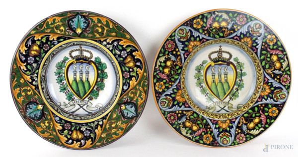 Due piatti da parete in maiolica policroma, cavetto decorato con lo stemma della Repubblica di San Marino, diametro cm. 42,5,  XX secolo, (uno presenta restauro).