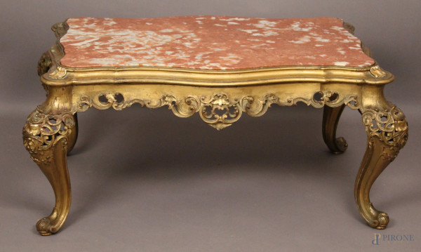 Basso tavolinetto da salotto in legno intagliato e dorato, piano in marmo, (una mancanza), h. 51x110x74 cm, fine XIX sec.