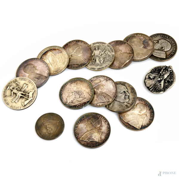 Lotto di 15 medaglie in argento dello Stato Pontificio, misura massima diametro cm 4,5, peso totale gr. 580, (difetti)