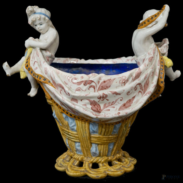 Centrotavola in maiolica policroma a forma di cesto con due putti, diametro cm 20, altezza cm 29 (difetti)