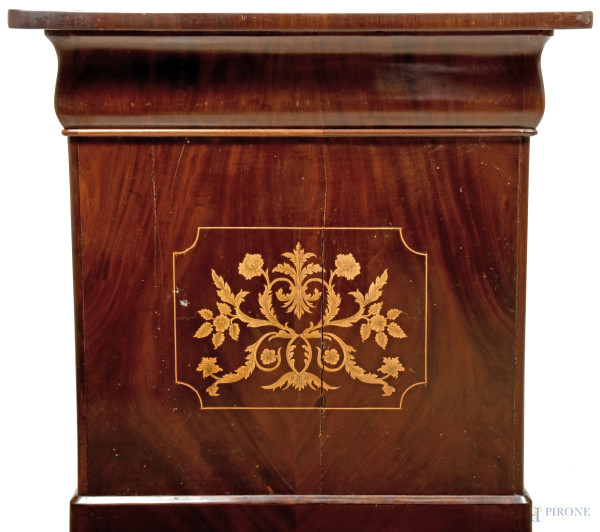 Scrittoio in legno intarsiato, inizi del XX secolo, cm 80x143x72, (difetti)