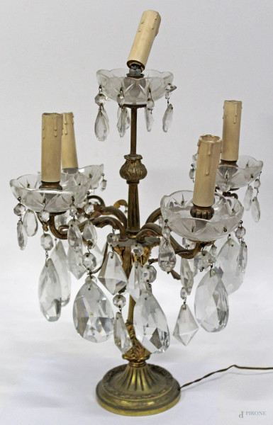 Candeliere da tavola in bronzo cesellato a cinque luci, coppe in vetro.
