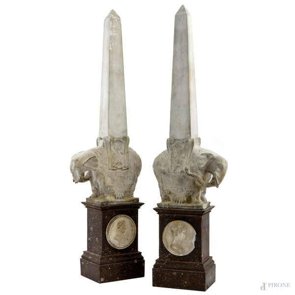 Coppia di obelischi crisoelefantini in stucco e legno a finto marmo con cammei degli imperatori Napoleone e Maria Luisa, XX secolo, altezza cm 54,5, (segni di usura, scalfiture, difetti)