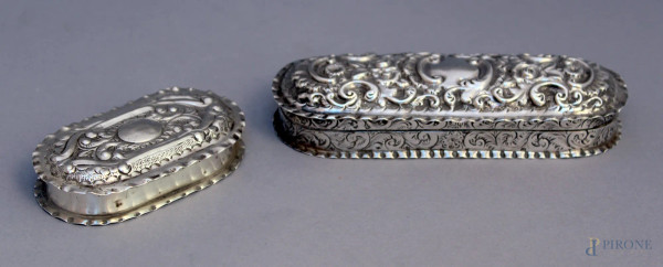 Lotto di scatoline di linea ovale in argento sbalzato e cesellato, Inghilterra XIX sec, h. 2,5x14,5x5 cm, 2x9x5 cm.