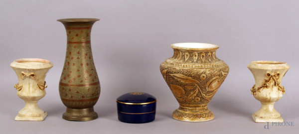 Lotto composto da quattro vasetti ed un cofanetto in porcellana e metallo, altezza max. 17 cm.