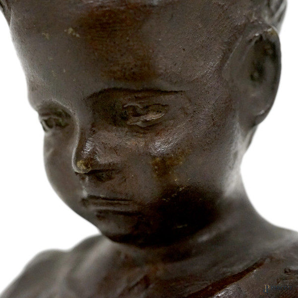 Piccola scultura in bronzo raffigurante il busto di un bambino, su base in marmo, XIX-XX secolo, ...