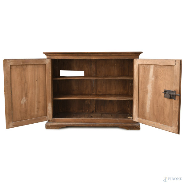 Credenza in noce a doppia anta e interno a triplice ripiano, fine XVIII secolo, cm 131,5x162x49, ...
