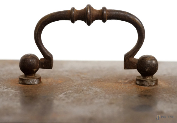 Lotto di due cassette vintage, in latta e metallo, misura max cm 8,3x19,7x14,5