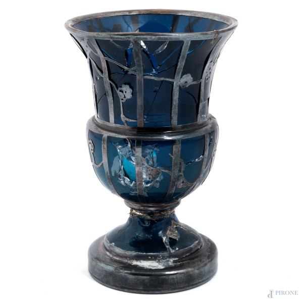 Vasetto in vetro nei toni del blu e profili in lamina d' argento 925/000, altezza cm 13, (segni di usura, rotture, restauri, difetti)