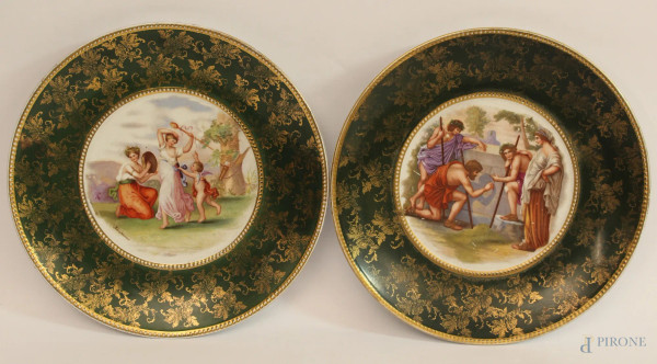 Coppia di piatti da muro in porcellana a decoro di scene, vecchia Vienna, diam, 28 cm