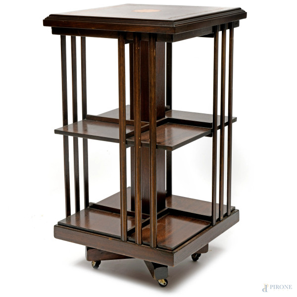 Libreria girevole in legno con piano decorato ad intarsio centrale, inizi del XX secolo, cm 86x46x46(difetti).