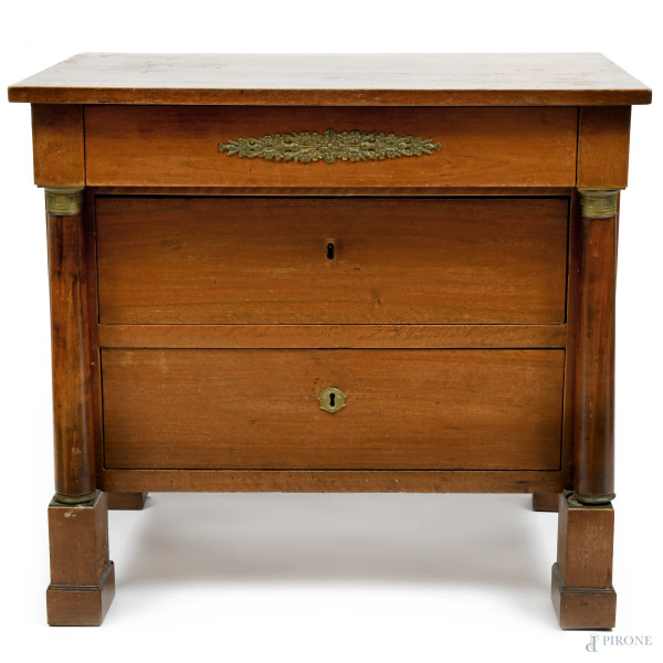 Piccolo comò in noce in stile Impero con fronte a trecassetti affiancati da coppia di colonne lisce, XX secolo, cm 83x91x59, (segni di usura, fori di tarlo, scalfiture, difetti)