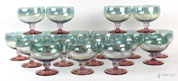 Diciotto coppe da gelato in vetro cangiante, altezza cm 10, diametro cm. 10, XX secolo