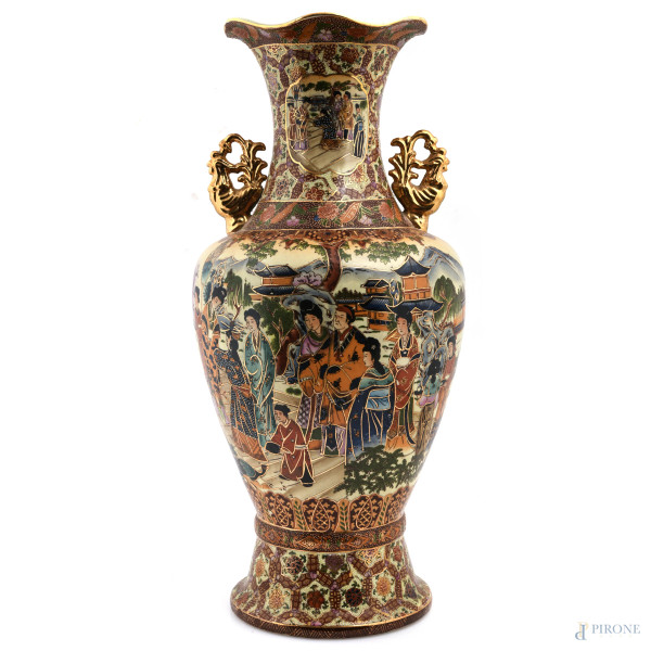 Vaso in porcellana dorata e decorato con scene di genere. Cina, XX secolo, altezza cm 60, (segni di usura, restauri, felature, rotture, difetti)