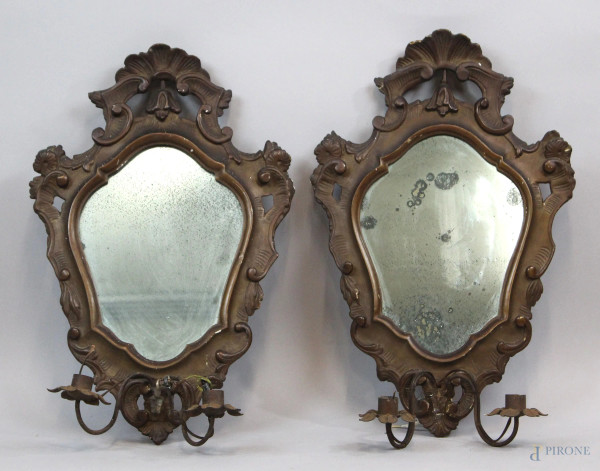 Coppia di specchiere ad applique in legno intagliato, a due luci, prima metà XX secolo, (difetti).