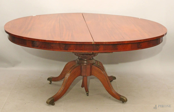 Tavolo di linea ovale apribile in mogano, poggiante su colonna e quattro gambe, completo di prolunga, XIX sec, h.80xlarg.128cm x prof.168 cm